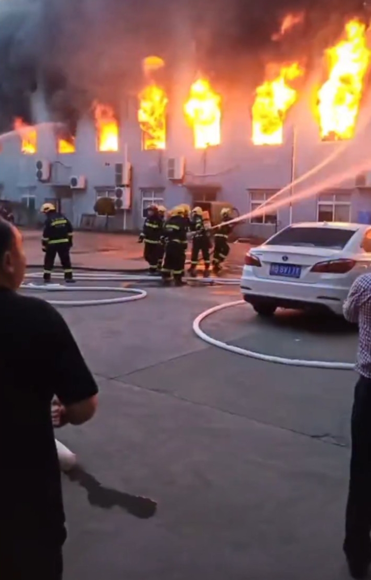 宁波慈溪观海卫镇一家火机厂发生大火并有爆炸声传出