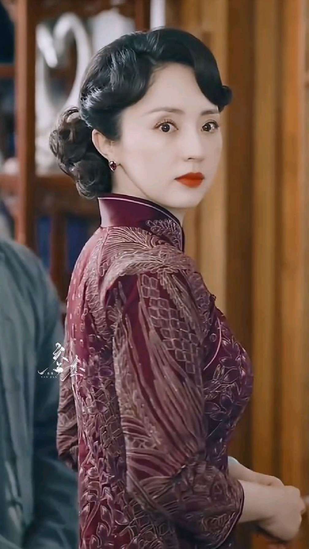 "这才是民国太太该有的气质,举手投足间都透露着优雅,她真的好美"