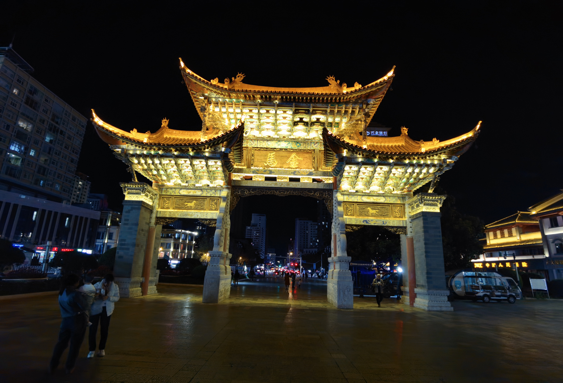金马碧鸡坊的夜色  在昆明,金马碧鸡坊是一个历史悠久的文化地标,每当