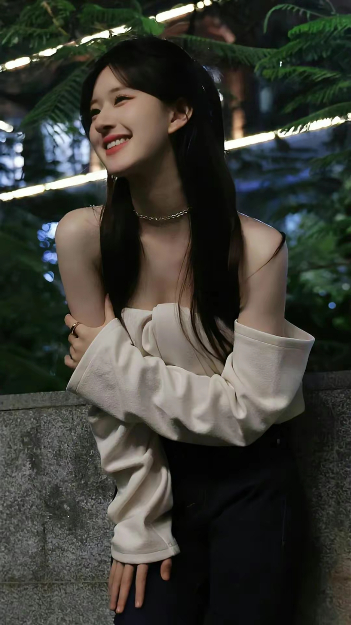 网友:赵露思穿白色露肩上衣,搭配牛仔裤,俏皮可爱笑容甜美,五官精致