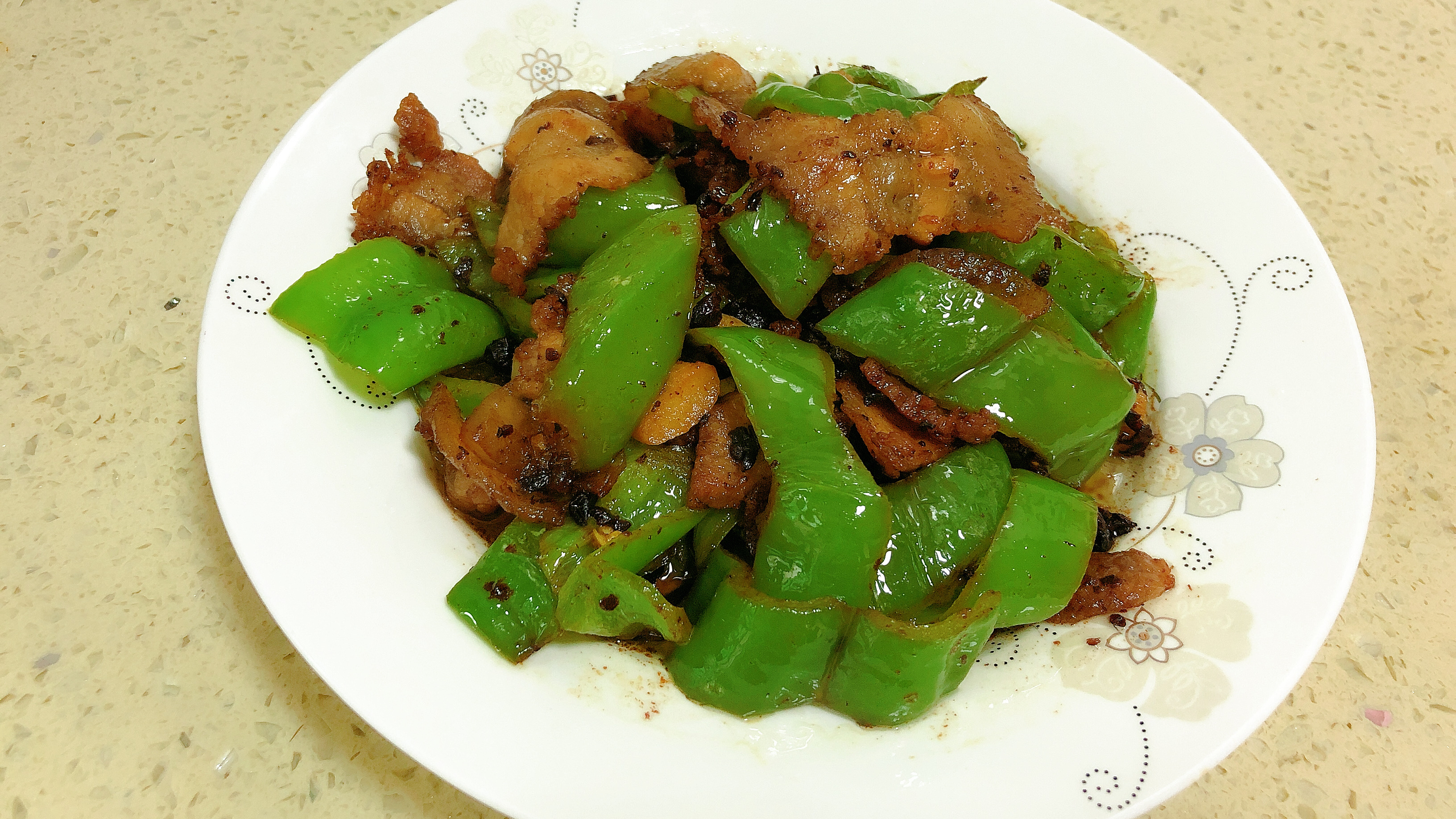 开胃的青椒回锅肉,肉香肥而不腻香辣爽口,好好吃