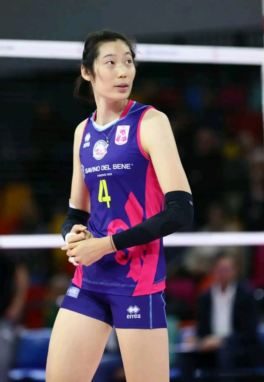 随之而来的是网络喷子们把矛头对准了朱婷,各种诋毁的言论满天飞,面对