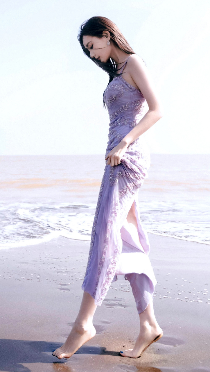 李一桐 ​​​[亲吻]肤白貌美大长腿,柳叶弯眉樱桃嘴[亲吻]