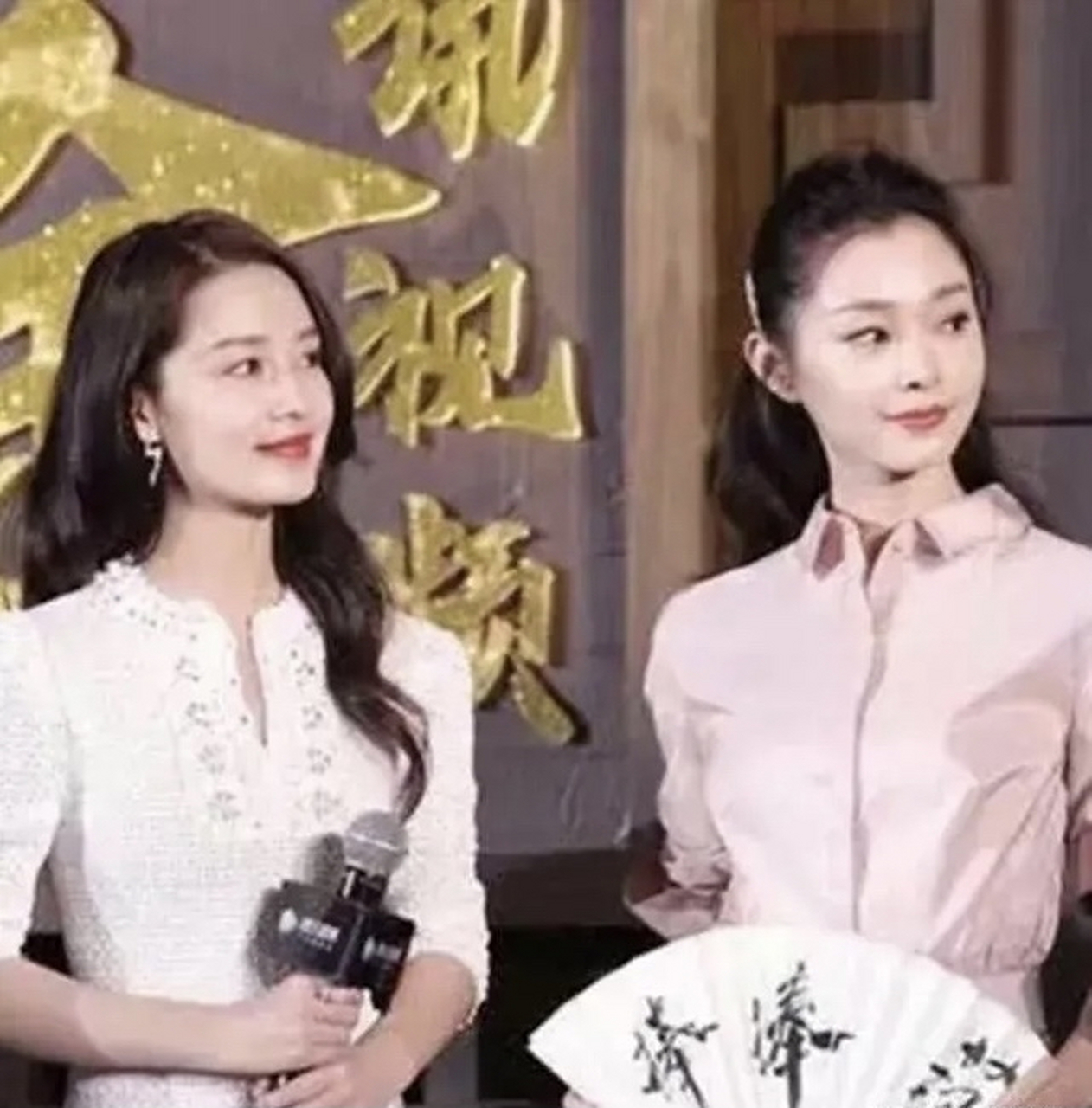 李沁和宋轶同框照,感觉李沁的颜值和大长腿直接宋轶秒杀了,因为显得