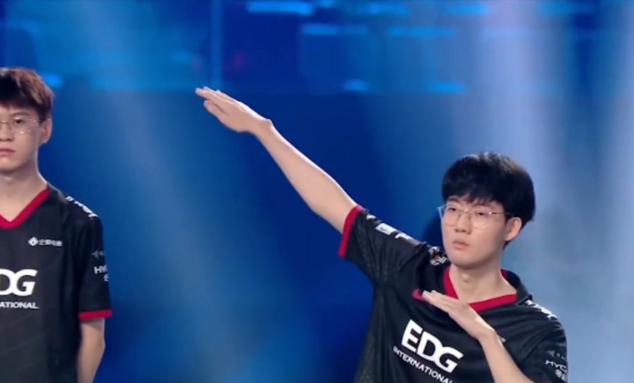 viper现身edg基地,笑得太开心了!