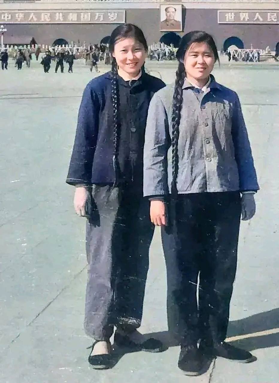 老照片:上个世纪70年代,两个女青年在天安门广场上的合影.