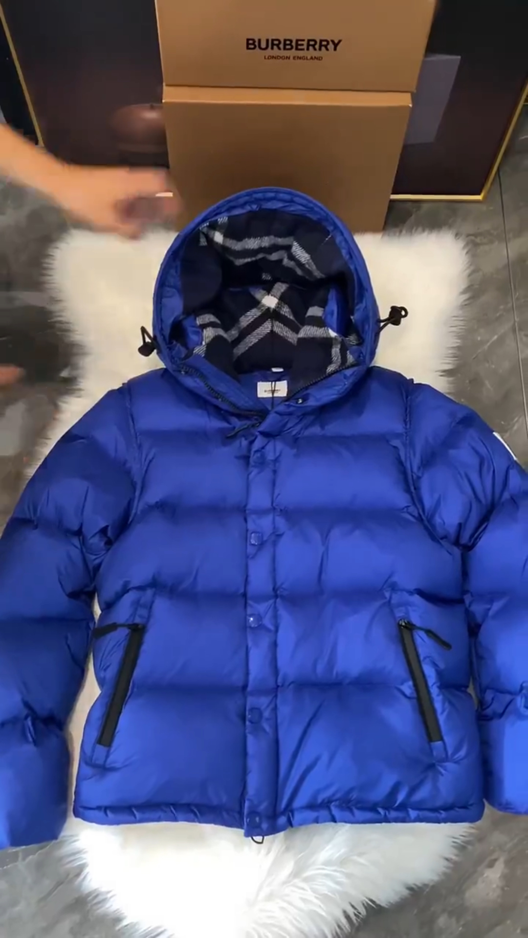 巴宝莉秋冬季羽绒服蓝色系备受大众吸晴,格调优雅品味尽显高贵时尚