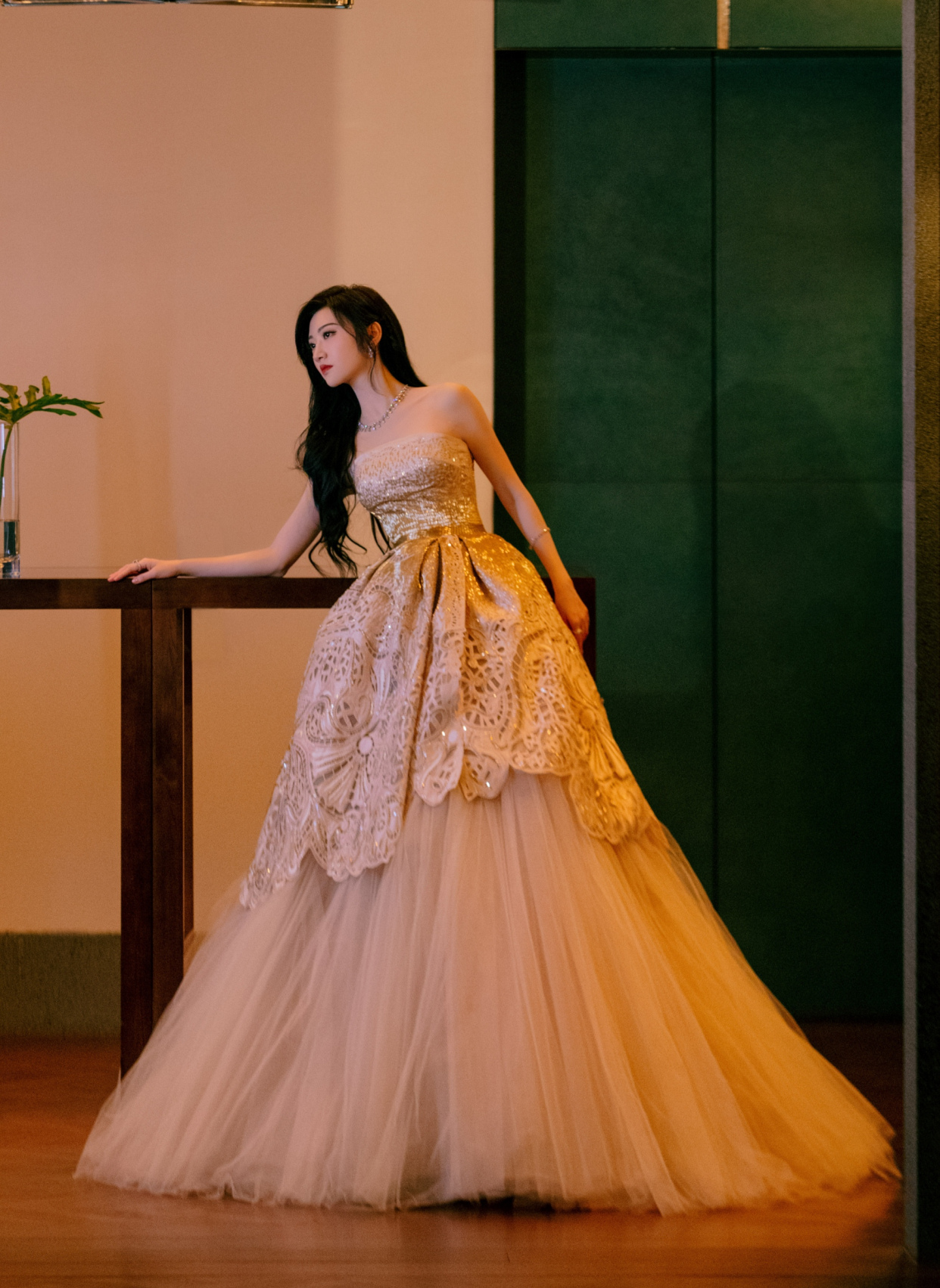 景甜写真,一袭金色镂空薄纱裙,华丽优雅,明艳动人