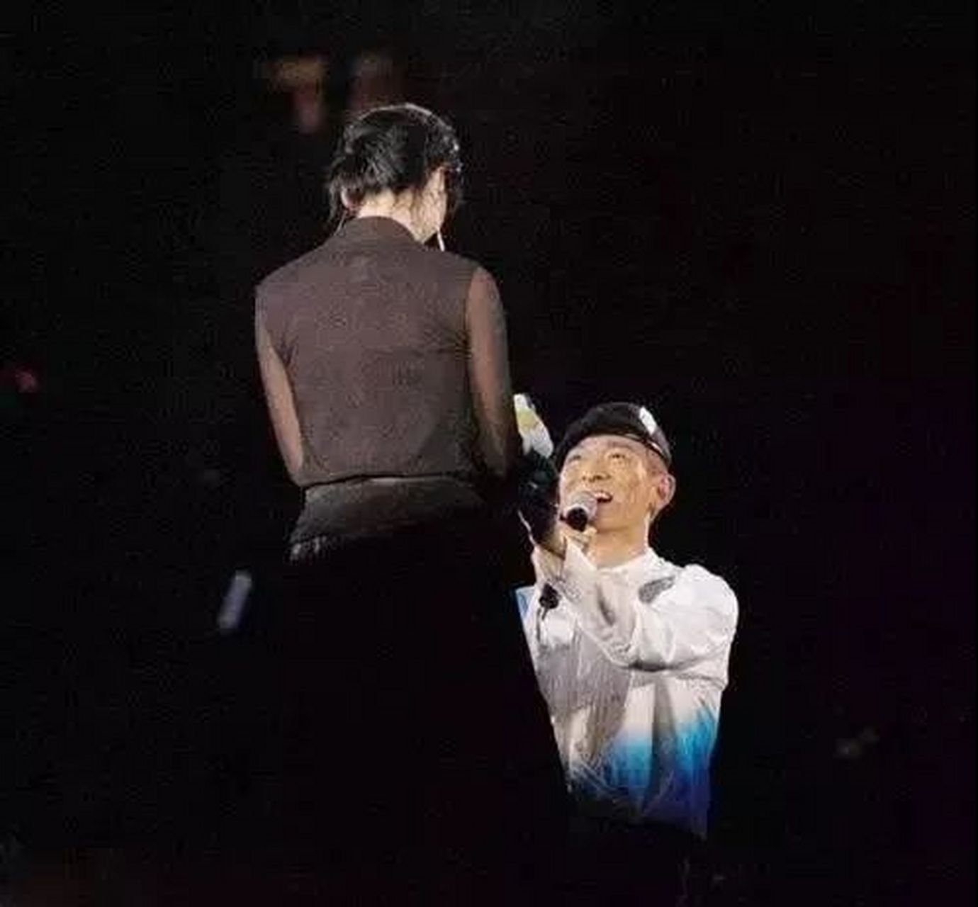 2004,刘德华演唱会上,他突然单膝跪地,向助唱嘉宾吴倩莲表白:"我喜欢