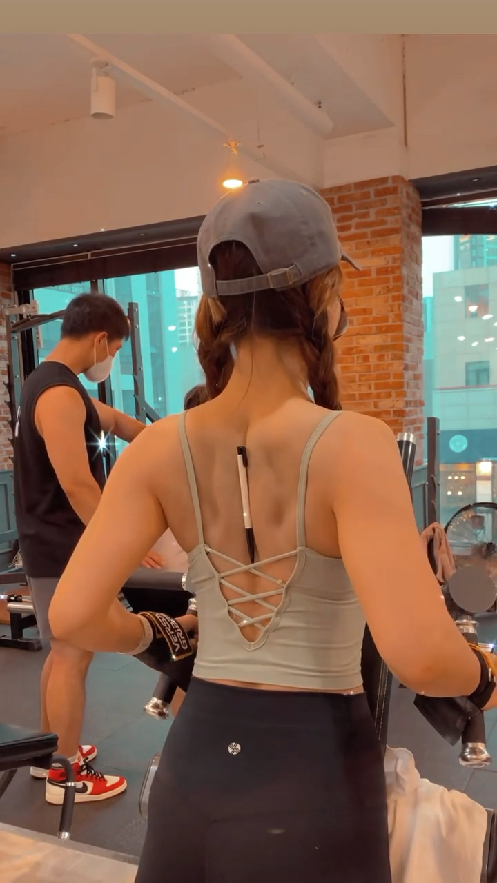 健身美女背部曲线迷人