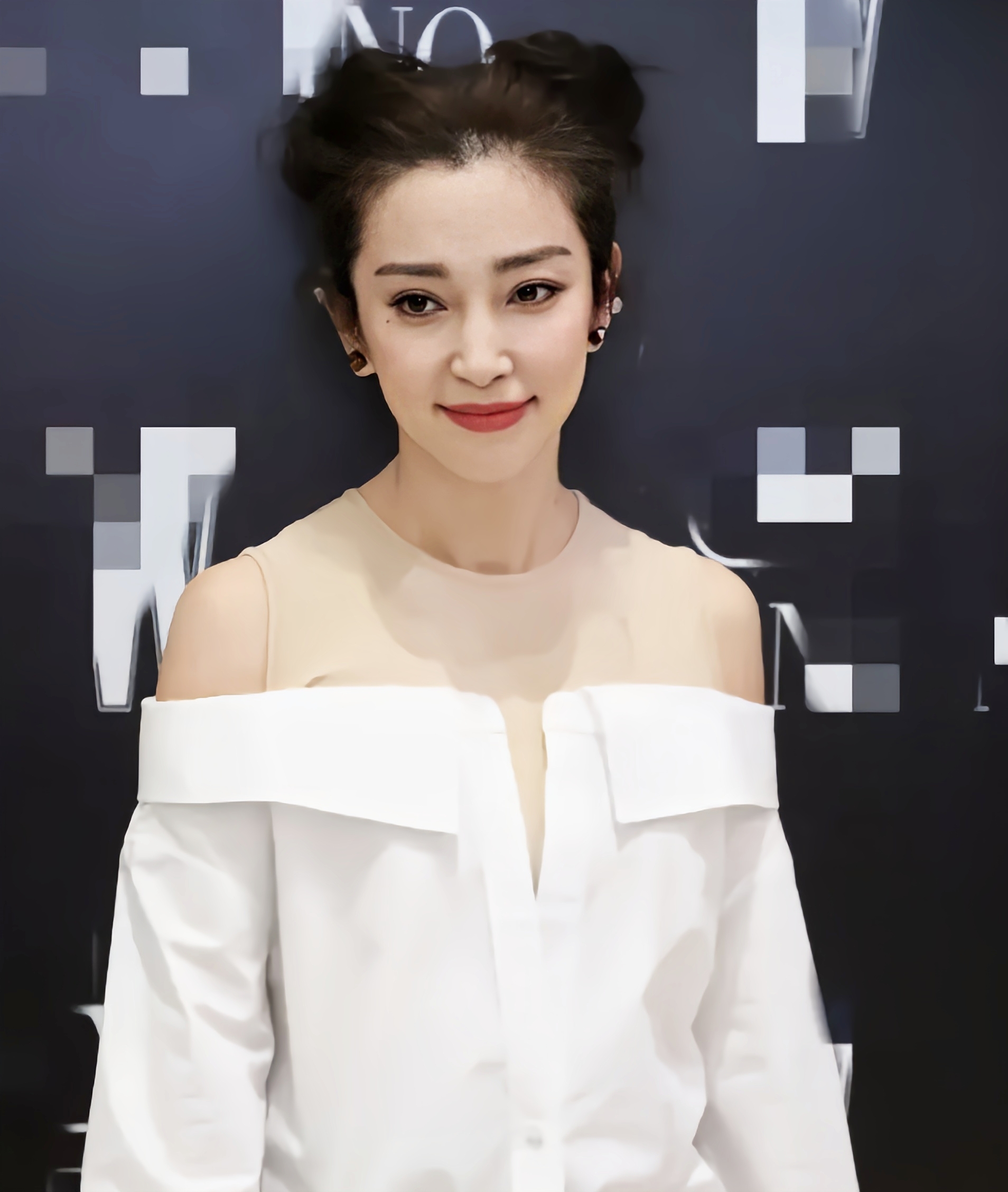 李冰冰出席某活动,当天身穿白色抹胸衬衣搭配浅黄色长裙,打扮的相当