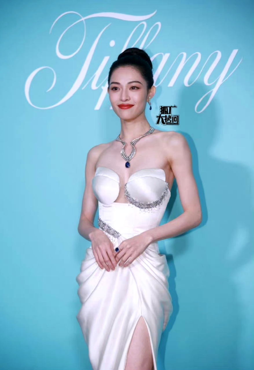 被钟楚曦红毯白色高开叉长裙美到了