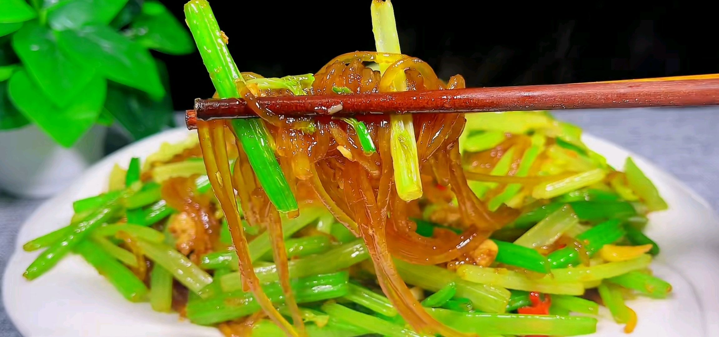 芹菜炒粉条,直接下锅炒是大错,教你一招,粉条不粘不坨爽滑劲道