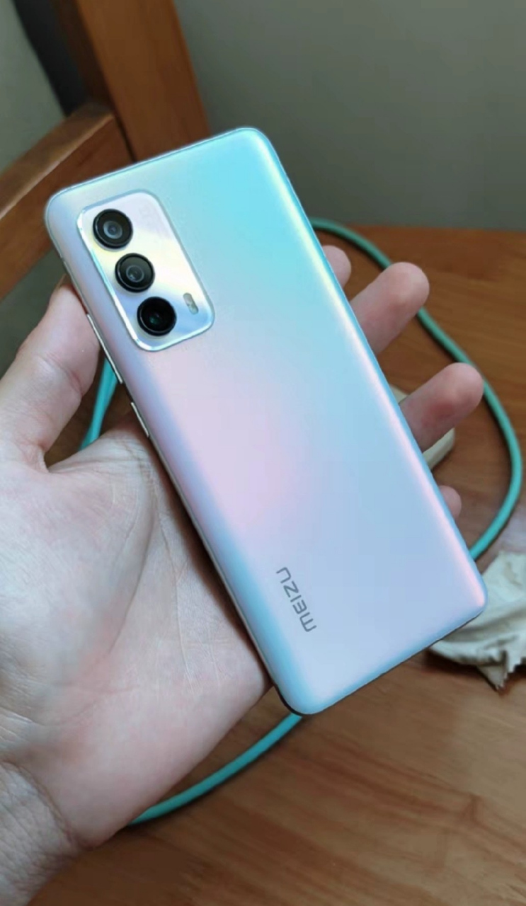 必屏幕方面:手机采用了6.