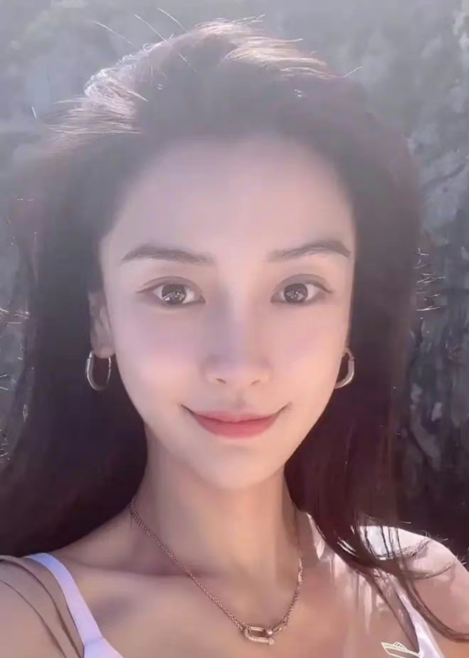 angelababy杨颖分享了最新泳装照,被网友吐槽这身材也能吹?