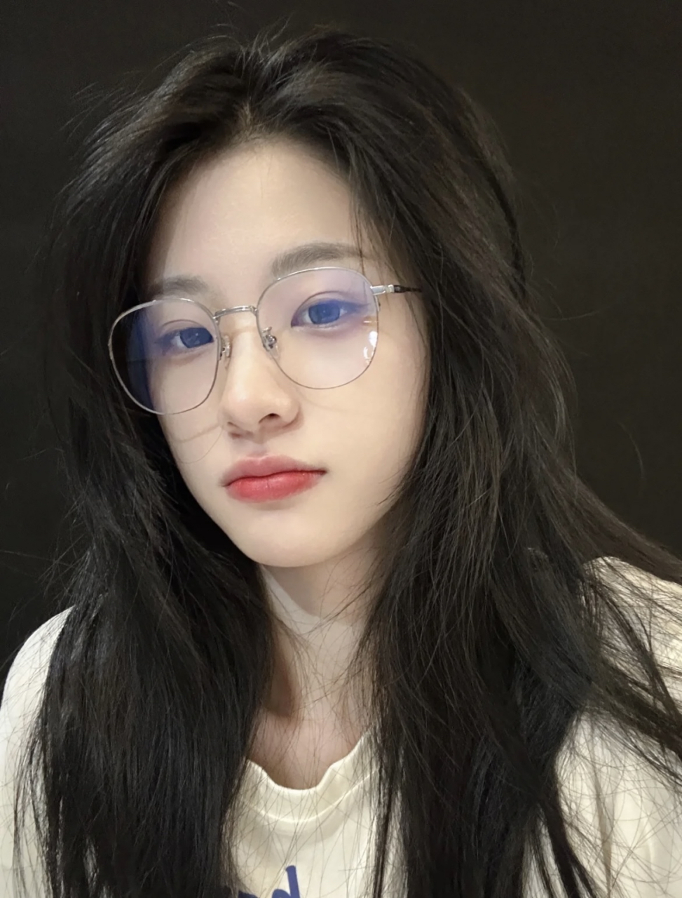 女孩子戴眼镜其实也很像斯文败类