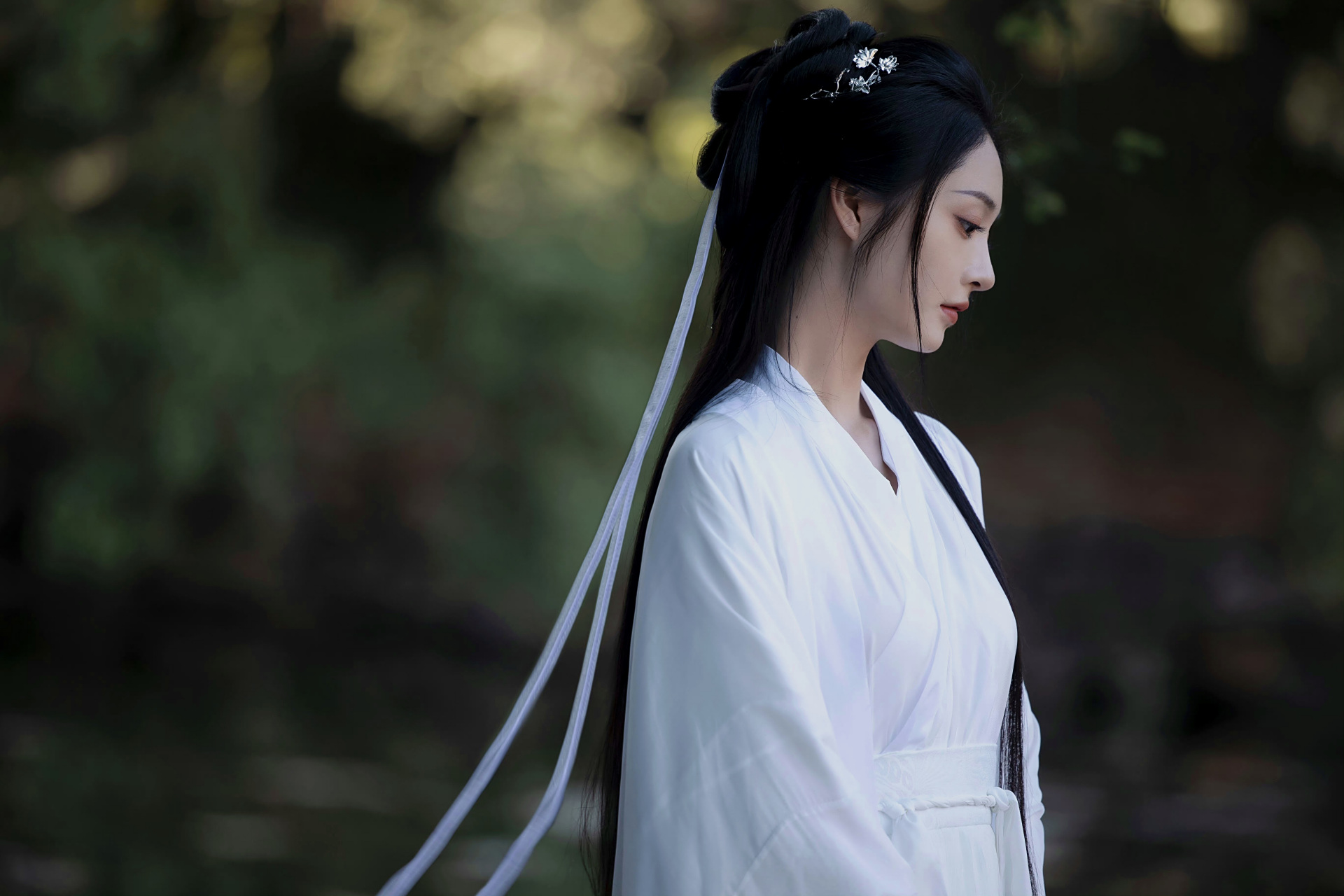 风中白衣似仙女,优雅自在似清风 #汉服# #诗词# #美女