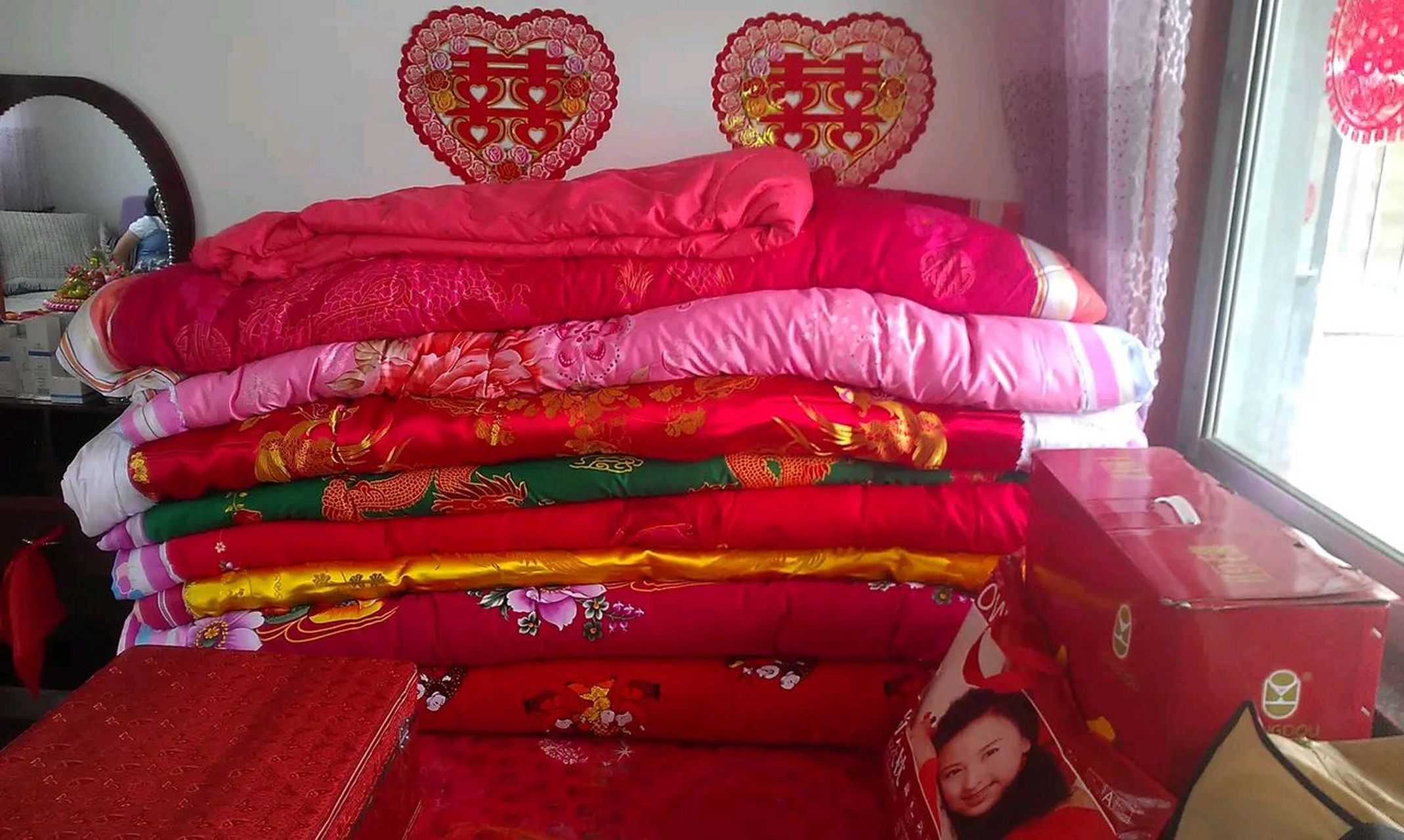 都这么多年了,我们老家农村结婚的被子还是这种缎面的,条纹粗布的里子