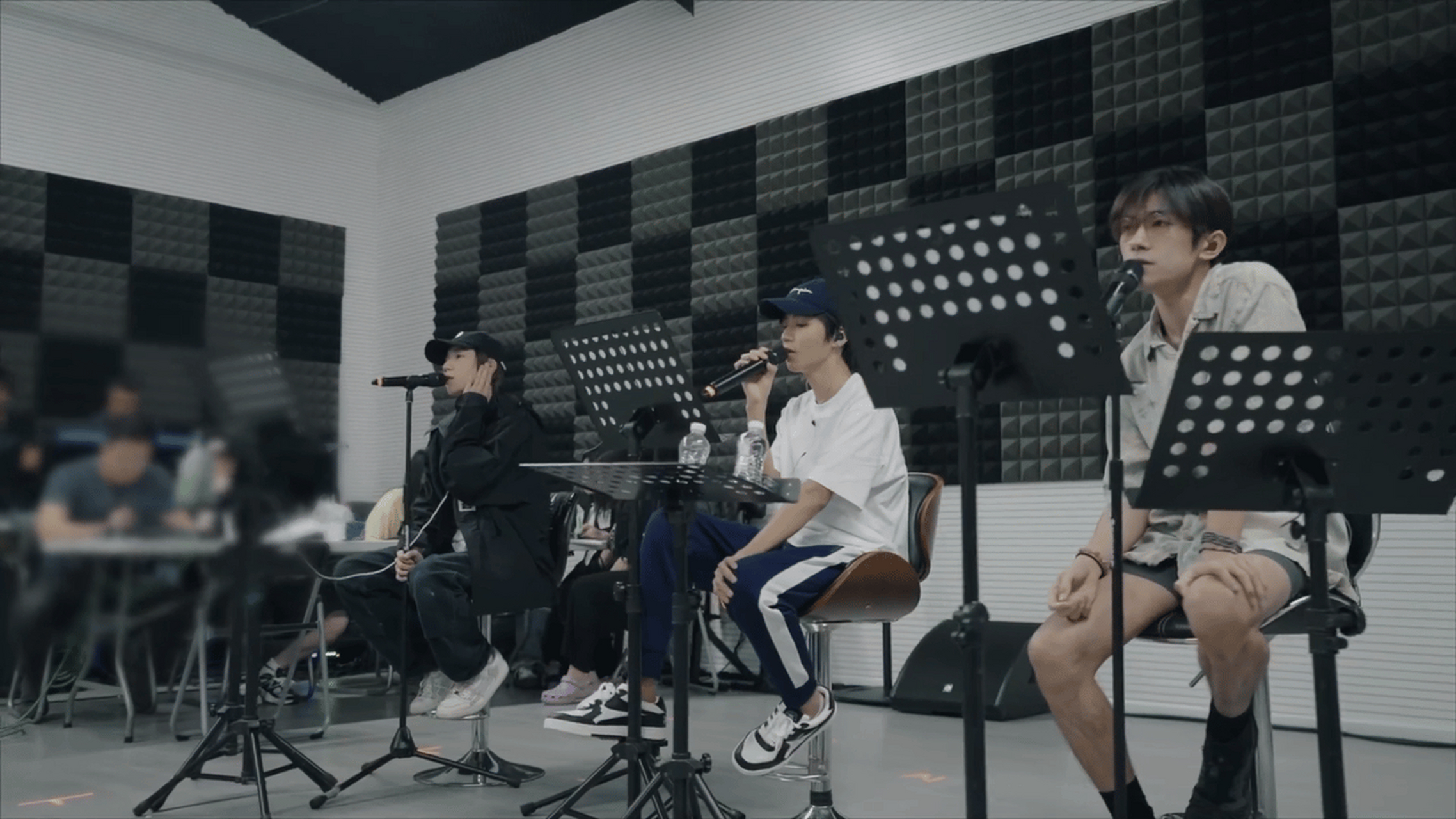 tfboys十周年演唱会开始前,掉落的三人合体花絮,王源搞音乐为主电视剧