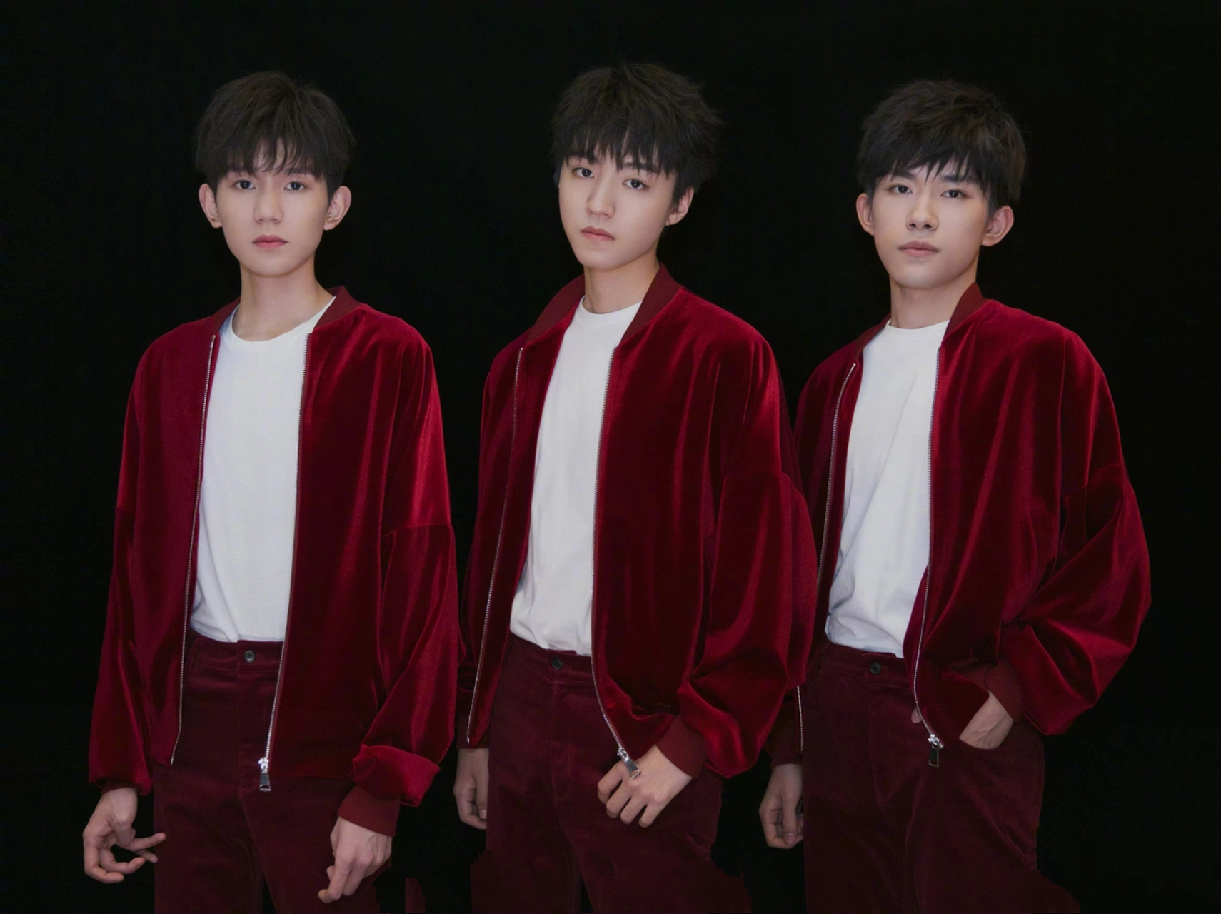 在微博上,tfboys组合官方发布了一条令人振奋的公告:"如果睁眼便是十