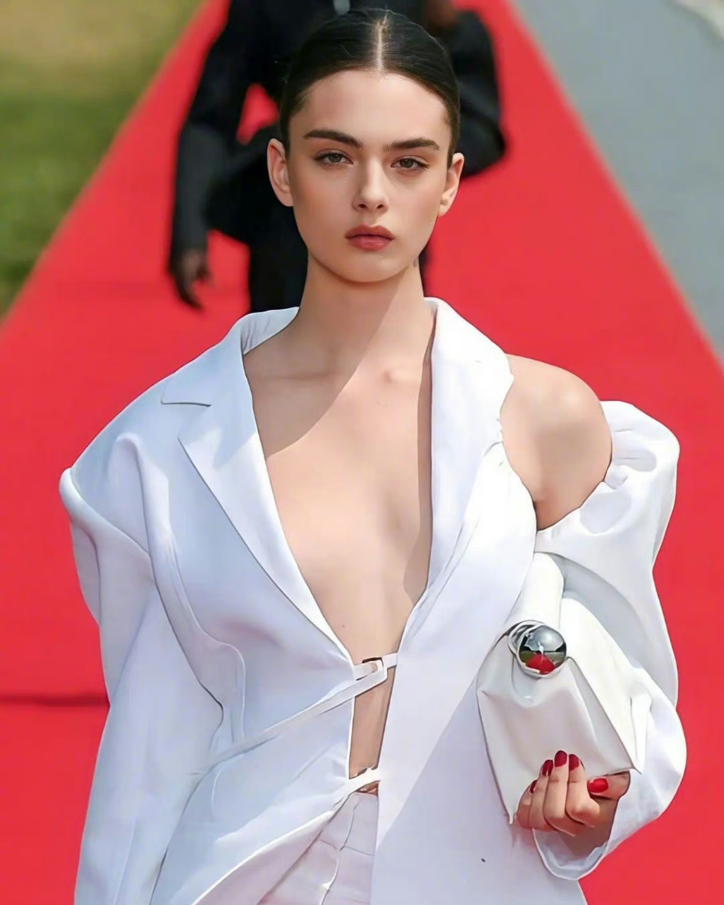 星二代戴娃·卡塞尔deva cassel在jacquemus 2023秋冬系列大秀上走秀