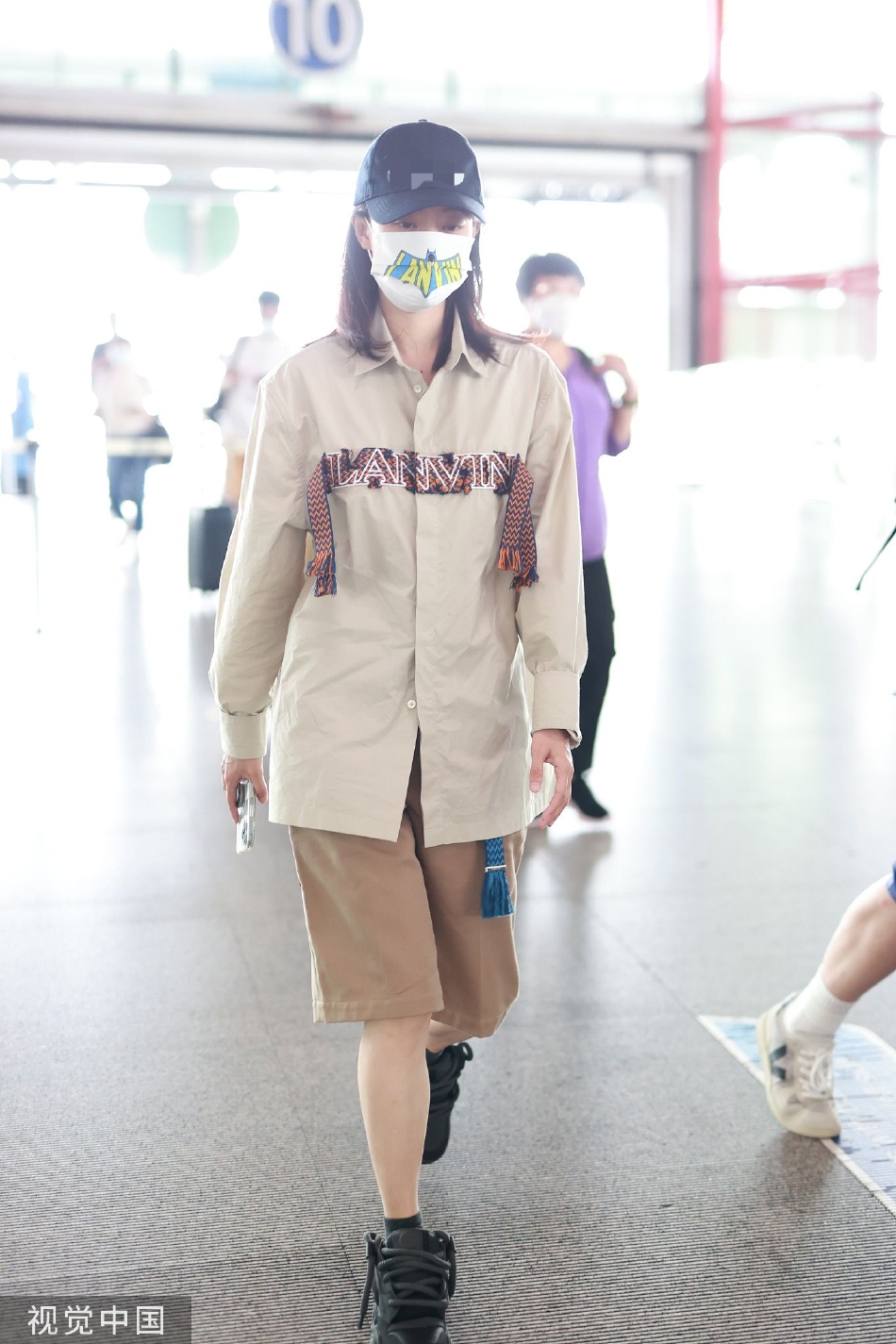 组图：张小斐从首都机场出发 已入围第36届百花奖最佳女主角第5张图片