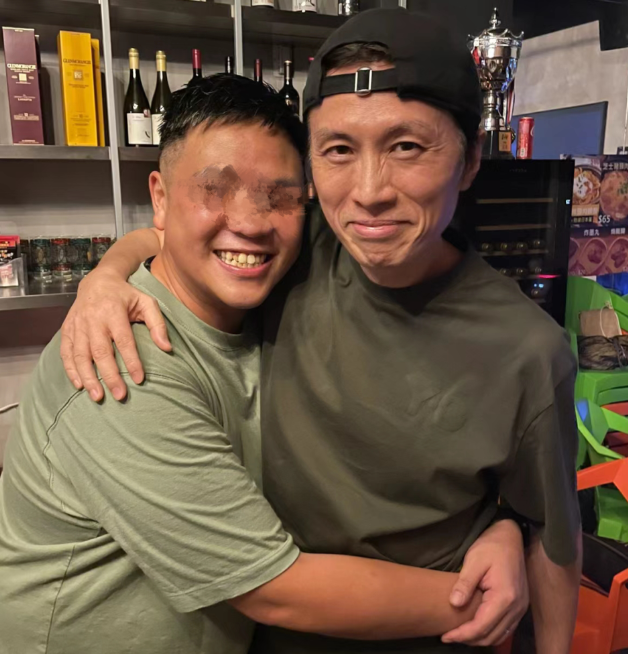 62岁栋笃笑始祖黄子华近况曝光,与圈外朋友相聚,开心谈吉他唱歌