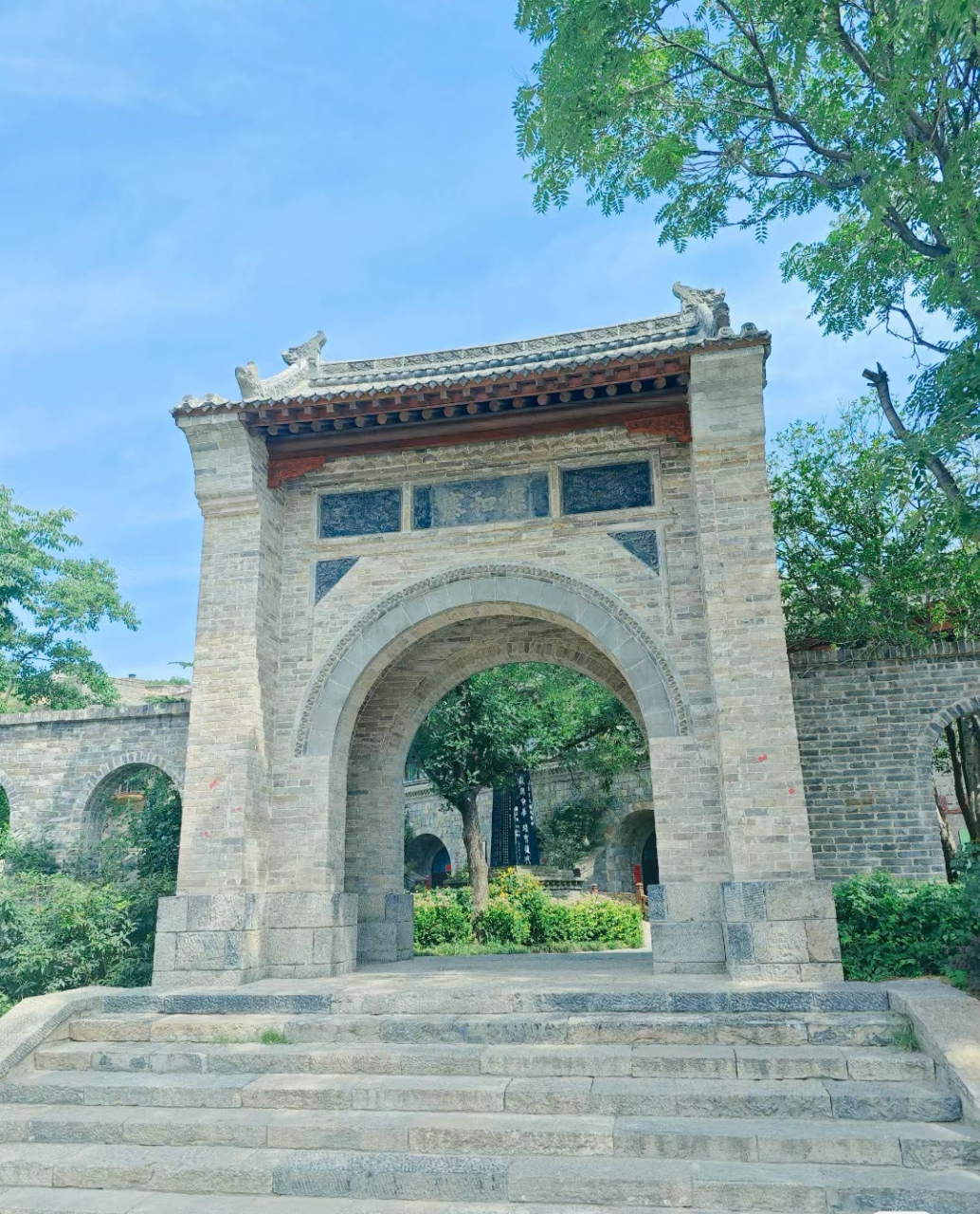 位于河南巩义大峪沟镇的海上桥村,村子四周山峦起伏,村民沿山而居.