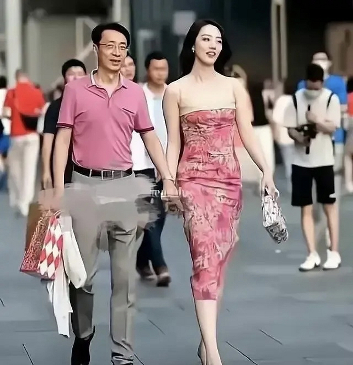 牵手门又有新爆料,据传牵手男的妻子最近发声,说牵手女是她和老公的干