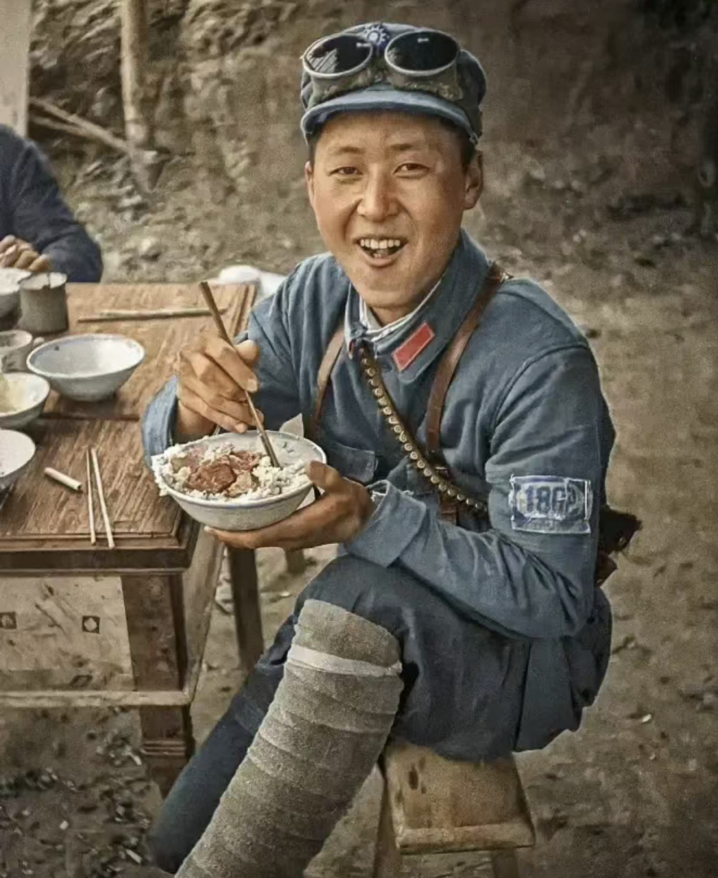 抗日战争时,一位士兵正在吃饭,碗中吃得什么菜不太清楚,看上去像几块