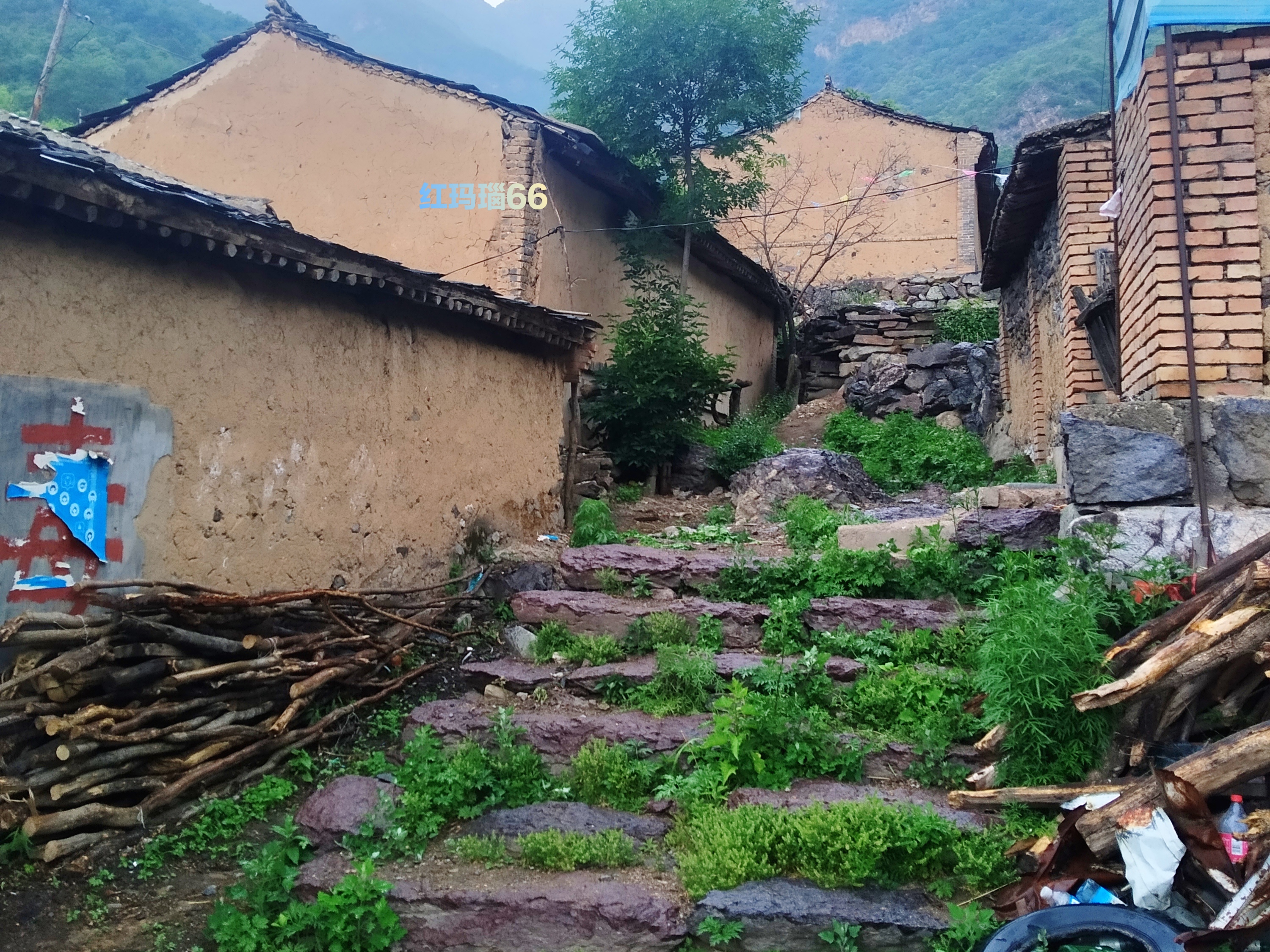 蔚县松枝口峪里最偏远的小山村榆皮村,屋顶的石片瓦非常有特色
