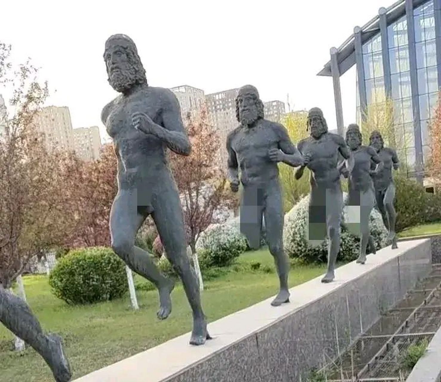 这样确实很过分 沈阳一所大学校园里的雕塑,男性都在赤裸裸的奔跑,让