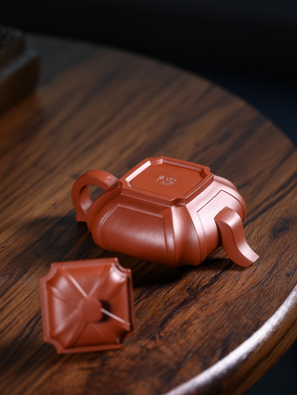 王强制作的朱泥四方传炉壶,其容量为150毫升,拥有12个出水孔.