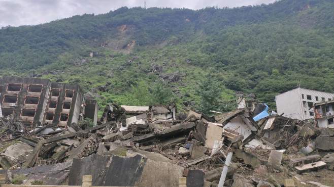 [图]拍摄 老北川县城遗址，现在里面建筑都是一片废墟，太让人心庝了！