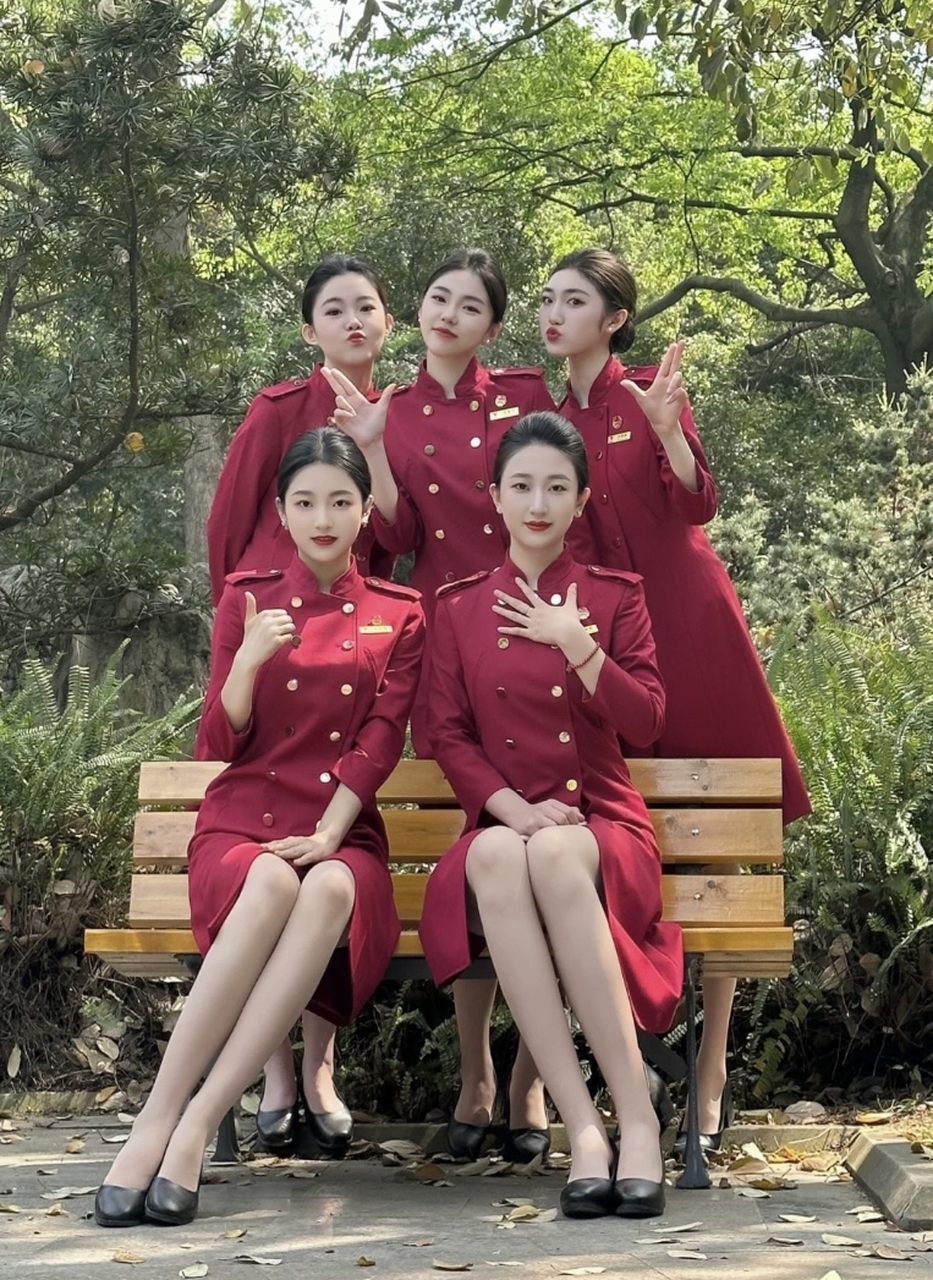 即将毕业的空乘小姐姐合拍 左下的国泰民安脸女孩也太好看了吧