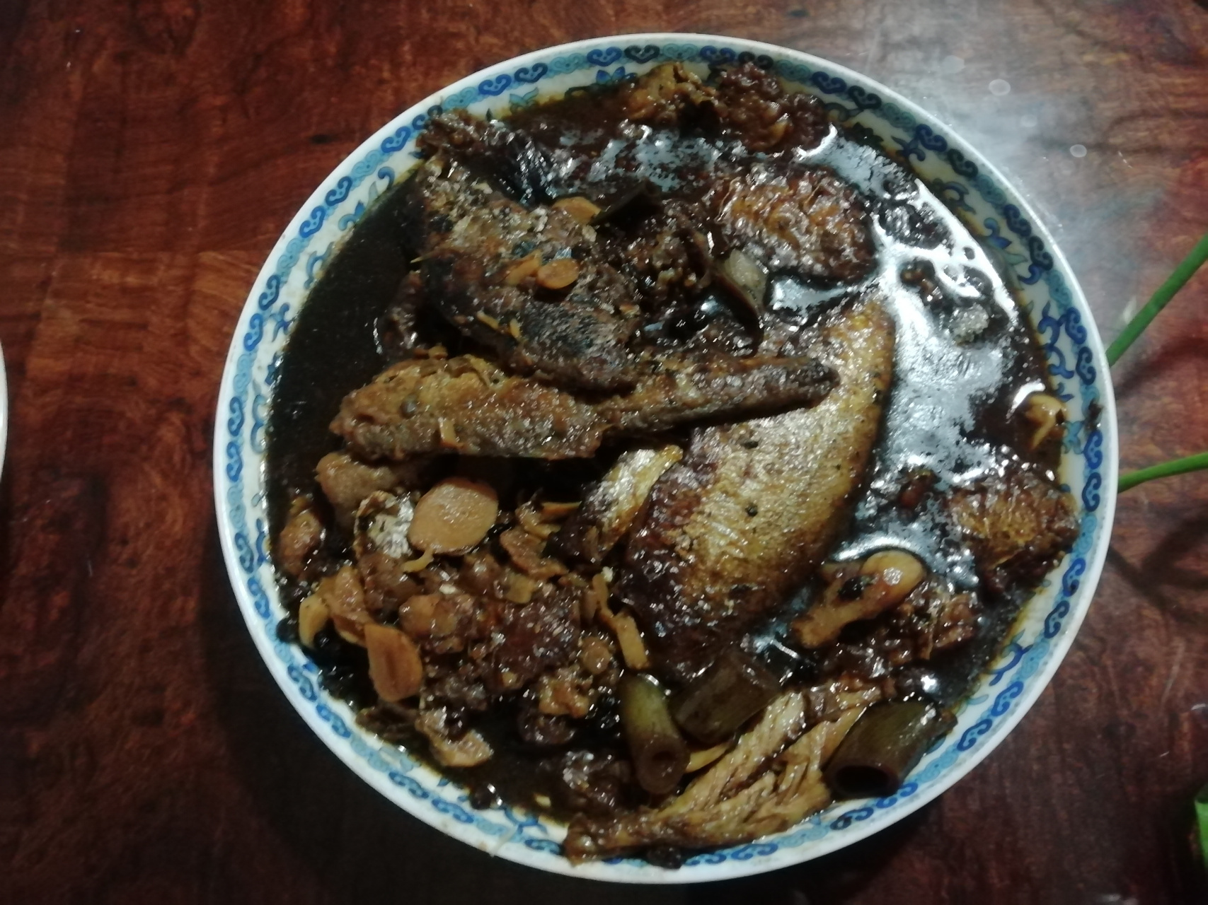 今天的晚饭:红烧马口鱼  橄榄菜炒豆皮 今天晚上妈妈炖的马口鱼,妈妈