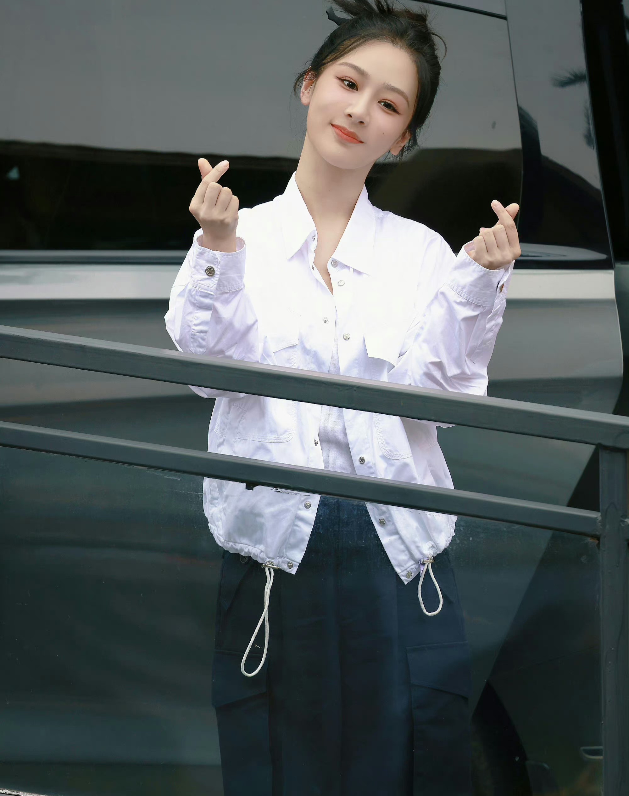 杨紫你好星期六上班花式比心路透图来啦,还贴心为粉丝准备吃食