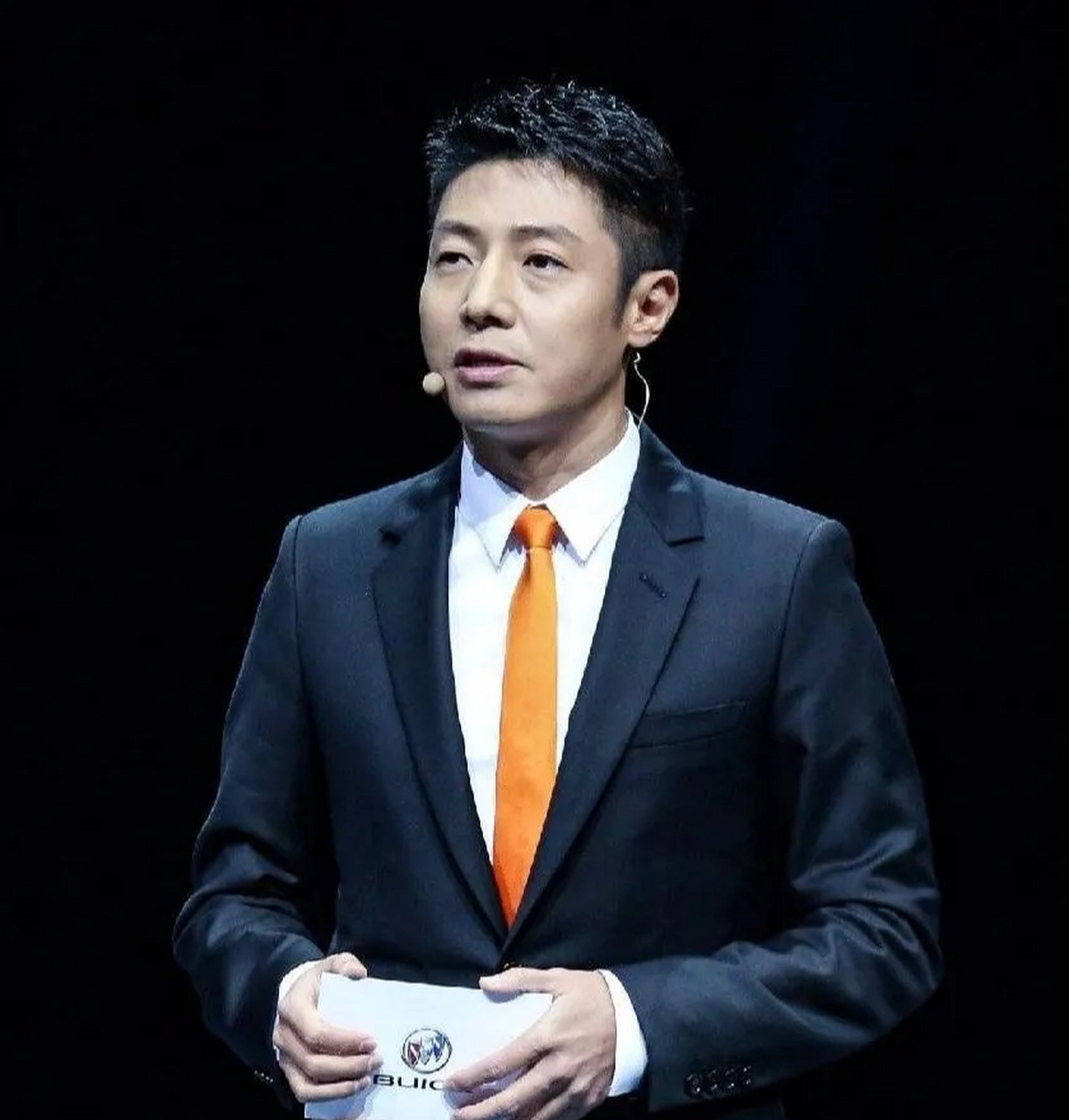 主持人撒贝宁找了一个加拿大媳妇,想请她去家里吃饭.