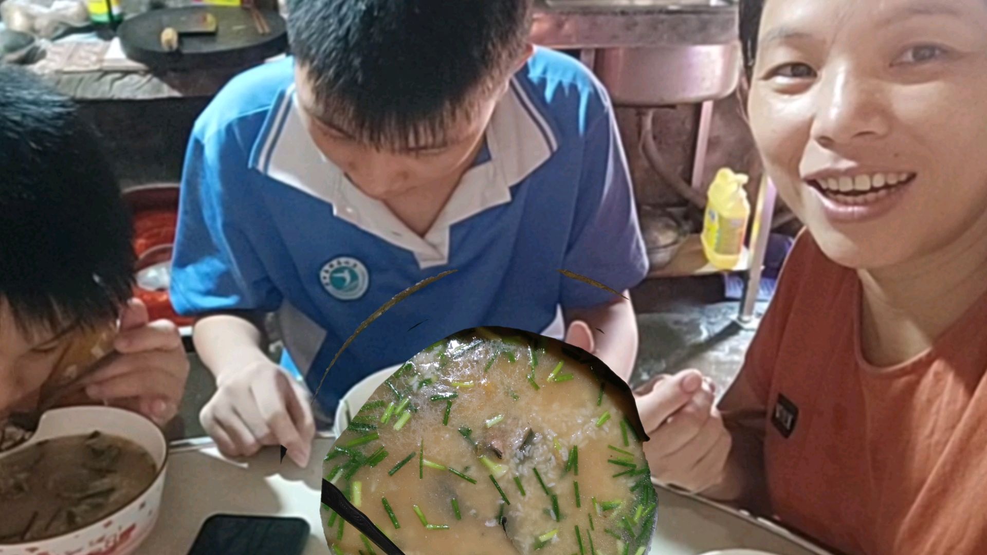 小妹早餐煮一锅塘角鱼粥,全家人吃得有味