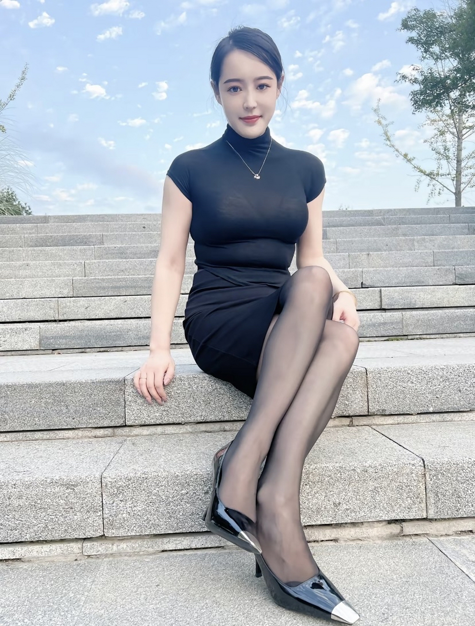 黑色的丝袜,让你的腿型完美展现,性感撩人.