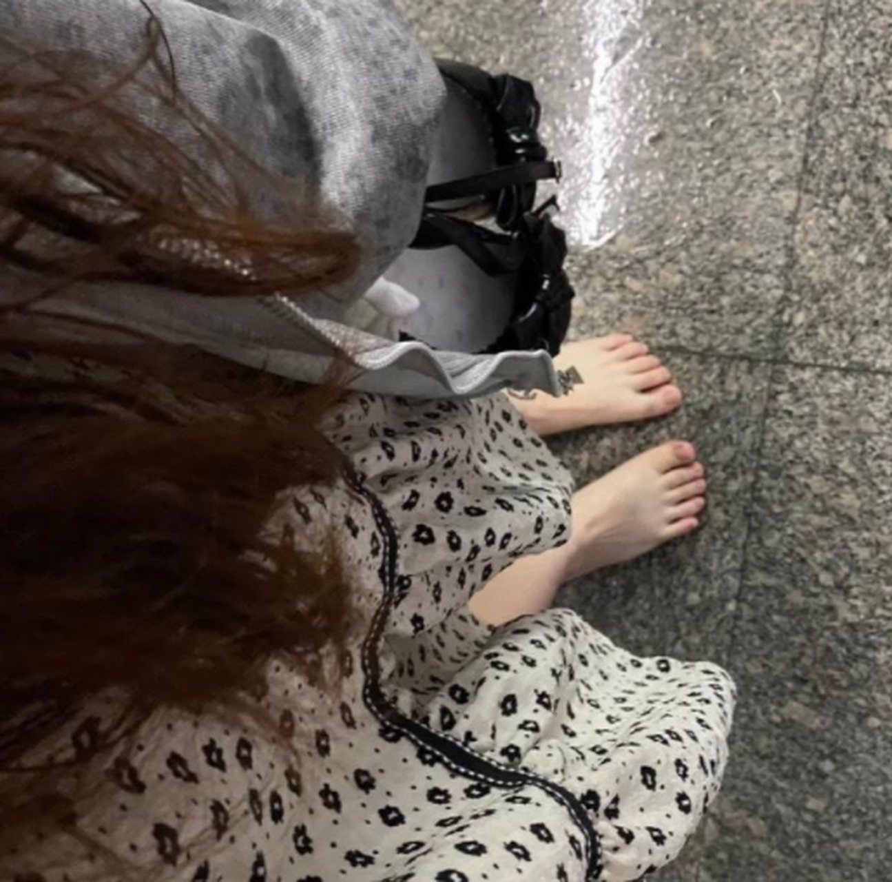 怕鞋子湿,光脚走路了.