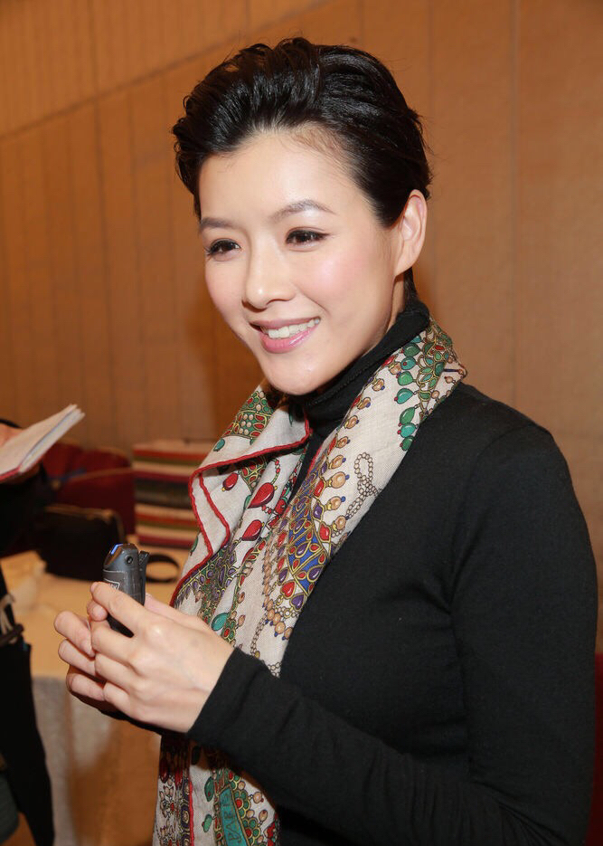 陈茵薇,甜甜笑容,气质优雅