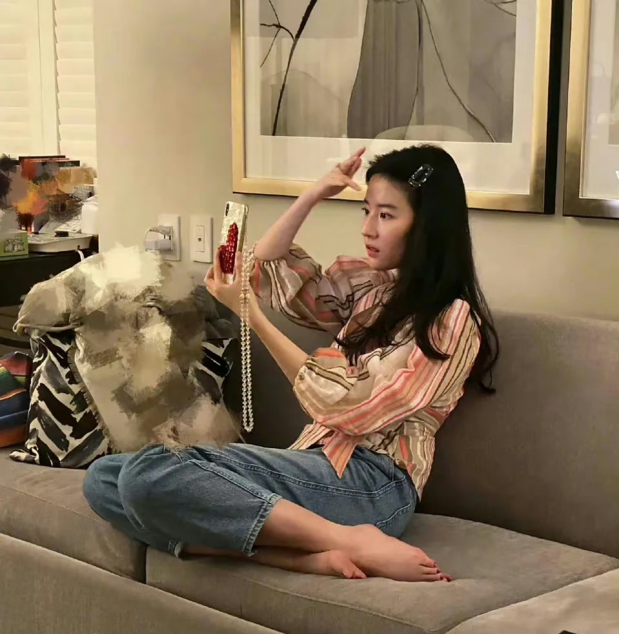 刘亦菲素颜裸脚照,还是你的神仙姐姐吗#刘亦菲# ​​​#娱乐#