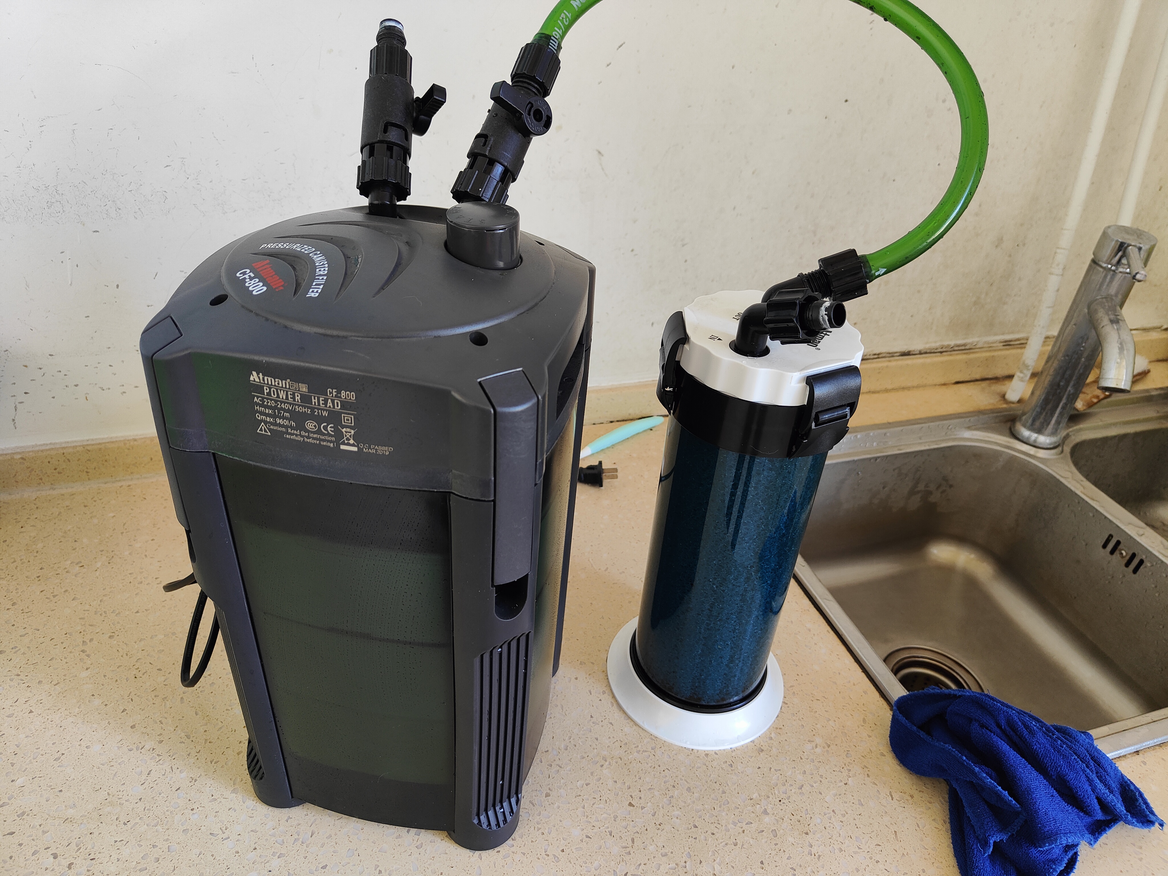 照片里是小型草缸的标准配置,一个前置无动力桶和一个后置动力桶串