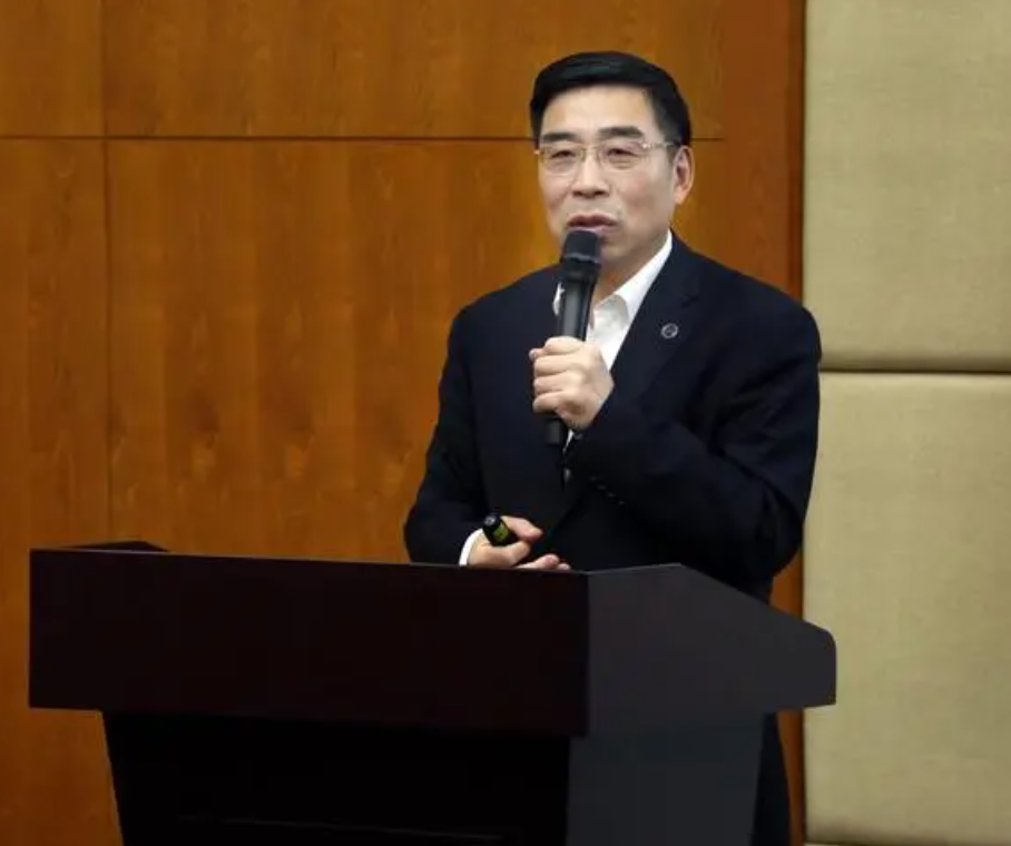 案例:上海风流校长夏建国,全国各地都有女朋友,这里拱完那里拱