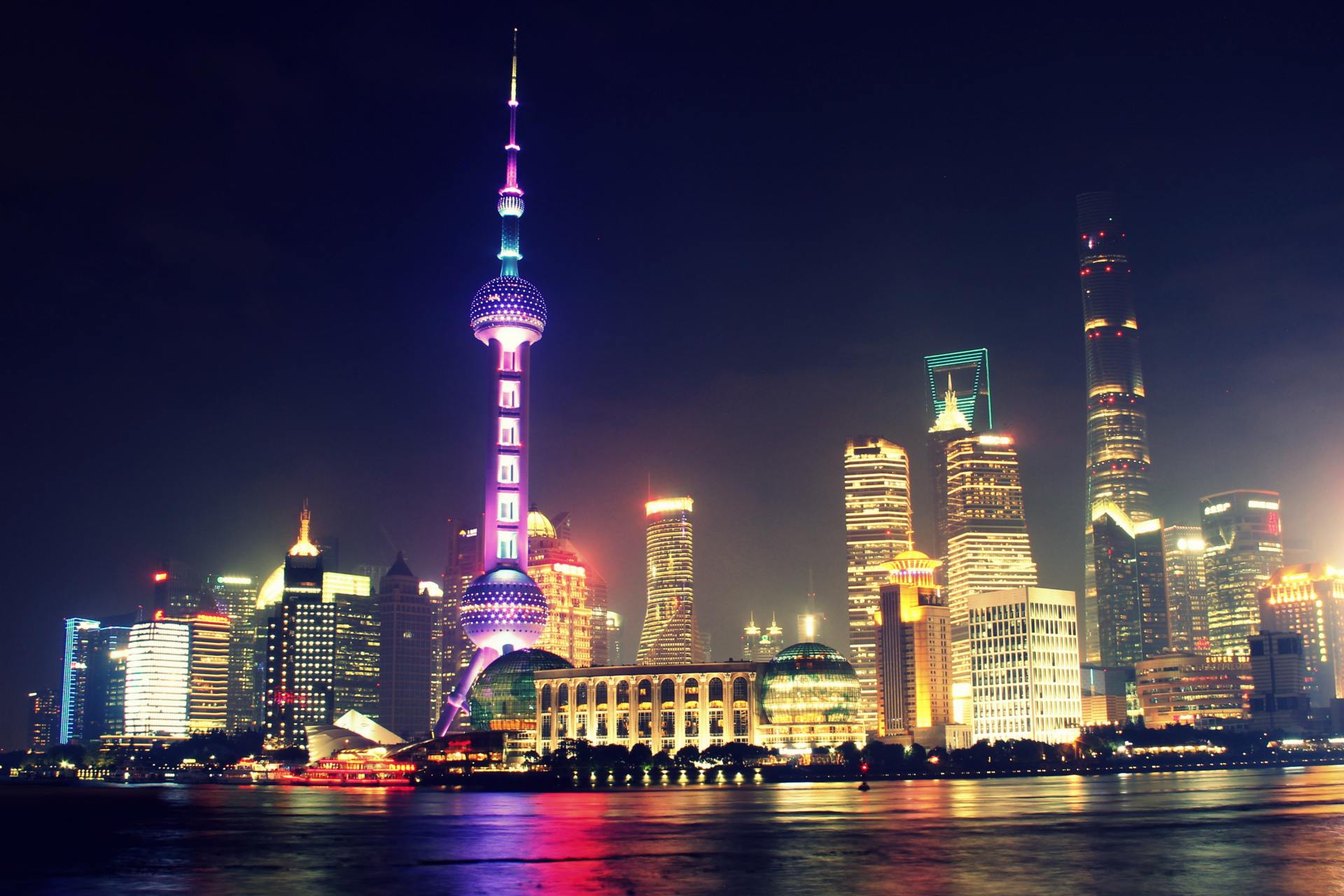 上海东方明珠塔是上海市的地标性建筑之一,建于1991年,位于黄浦江畔的
