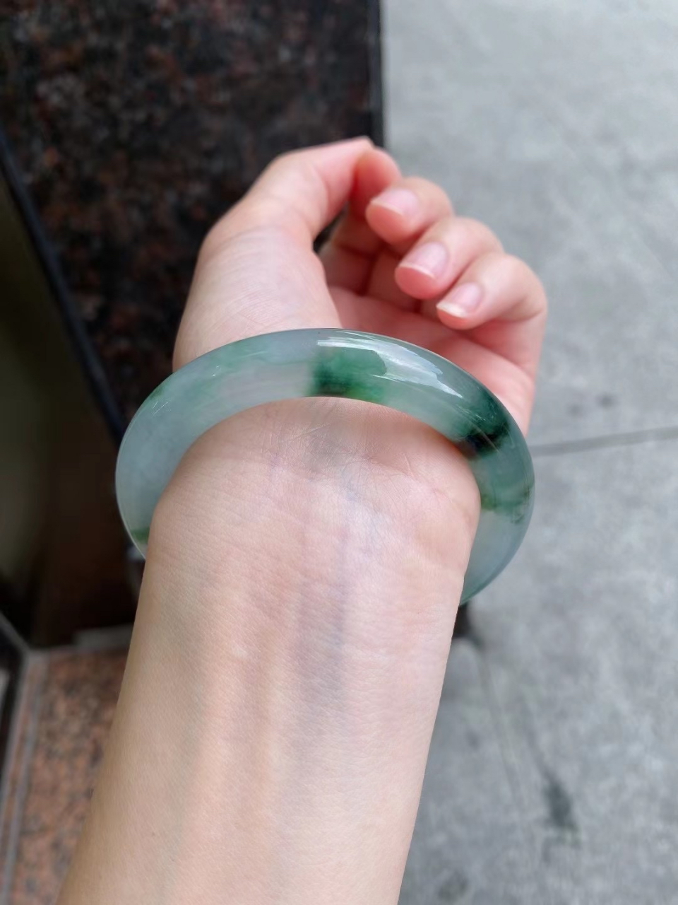 高冰飘水墨绿花圆条手镯,玉质细腻冰透,冰莹剔透,水