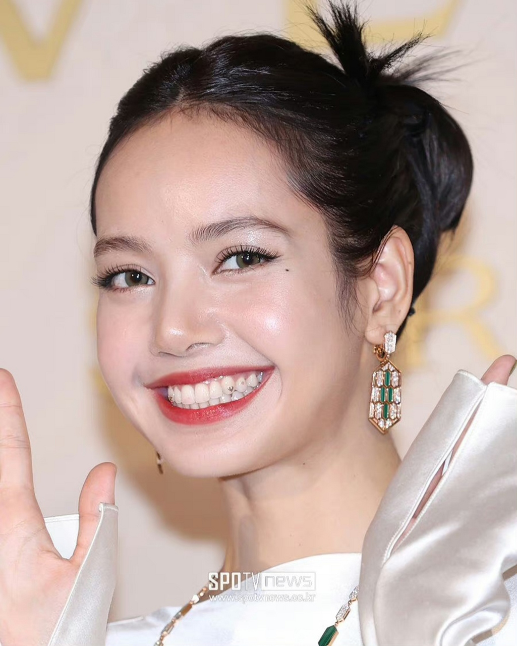 不过小编觉得,还是舞台上的lisa更美丽[捂脸]#娱乐