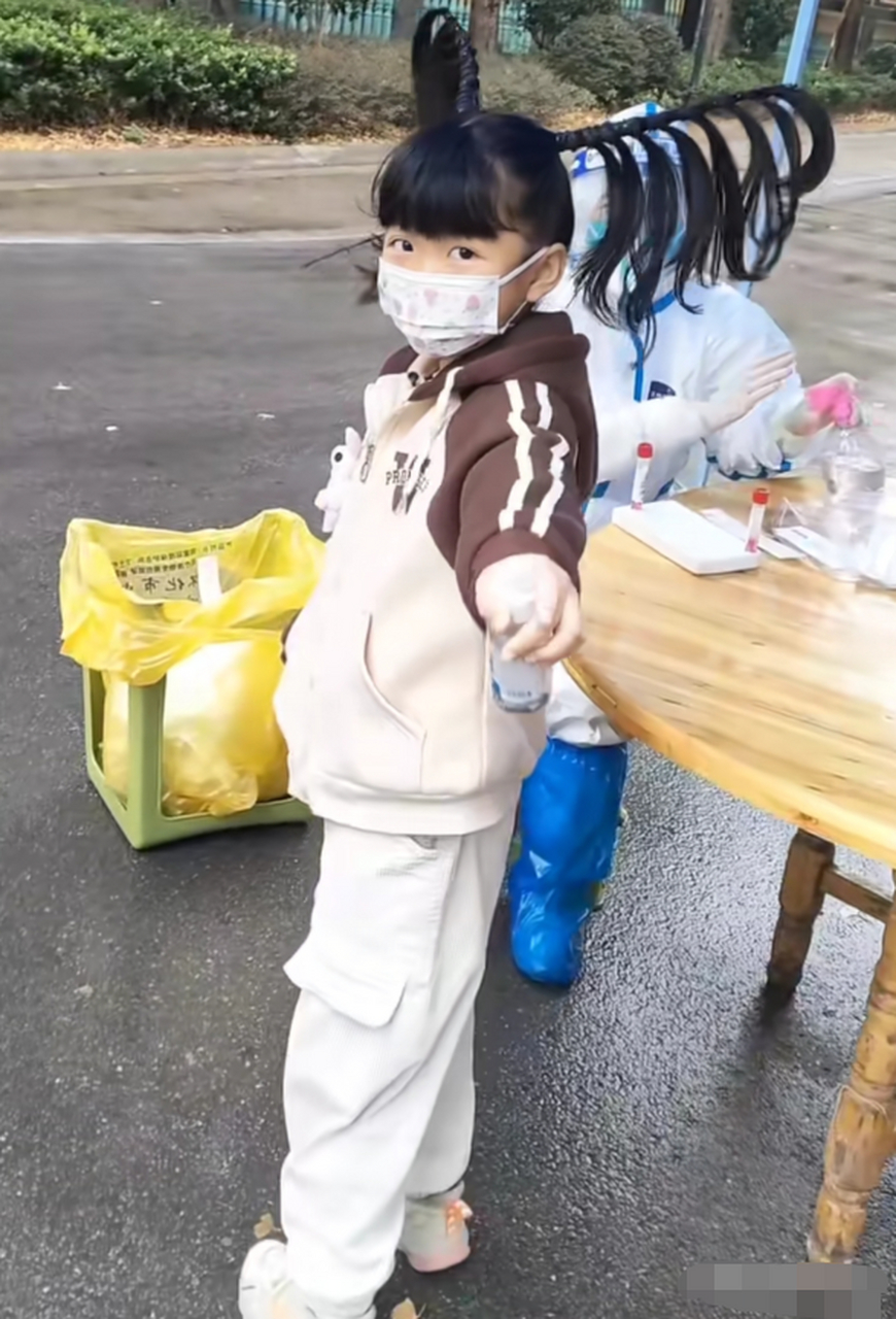 闺女的马鞭子发型,和天山童姥同款,漂亮吗?