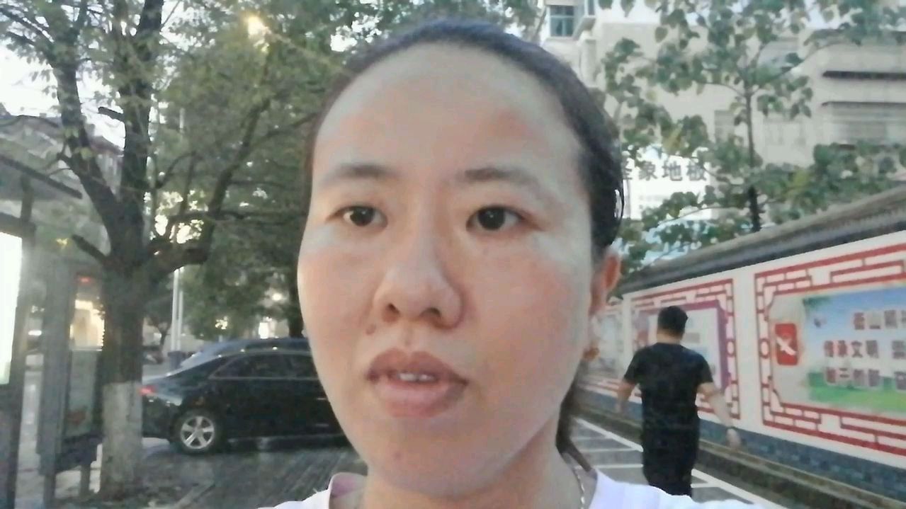 小王附近新开了一家水果和零食超市,只发了八十元两只手都提不起